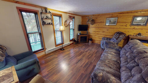 1st Choice Lodging - White Tail Cabin Living Room