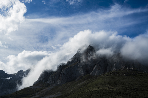 Efecto Föhn de las nubes sobre las cimas Picos de Europa que se encuentran sobre los Apartamentos Los Picos de Europa (Colio, Valle de Liebana