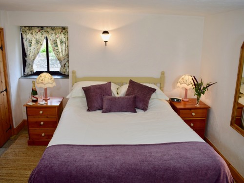 Luxury Cottage with En-suite Shower and Sea Views - Wistaria Cottage