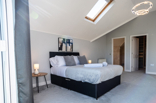 Master Bedroom with En-Suite & Walk in Wardrobes
