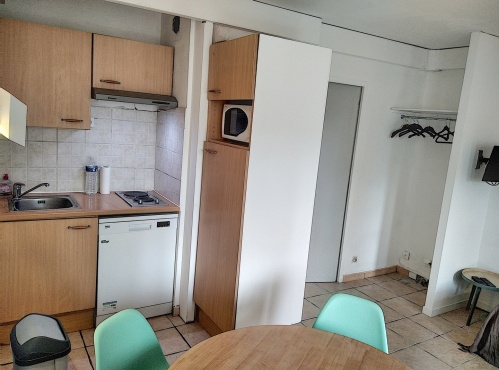kitchenette équipée (lave vaisselle, micro ondes plaques de cuisson)