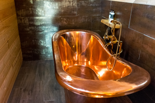 ROLL TOP COPPER BATH IN WOODCOCK AND WILDCAT