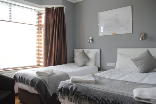 Triple room-Ensuite-Garden View-KING AND SINGLE - Base Rate