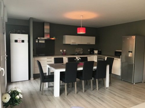 Cuisine équipée avec table recevant 8 personnes