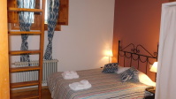 habitación con cama doble