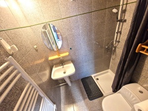 Salle de bain avec toilette