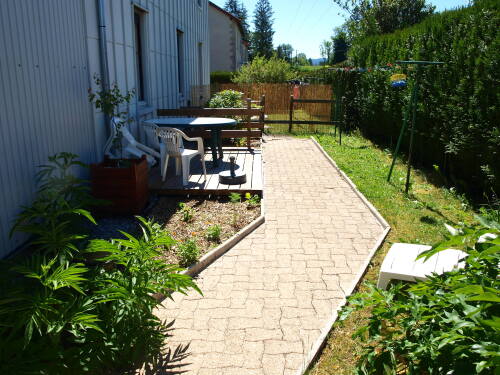 jardin privé et clôturé avec terrasse