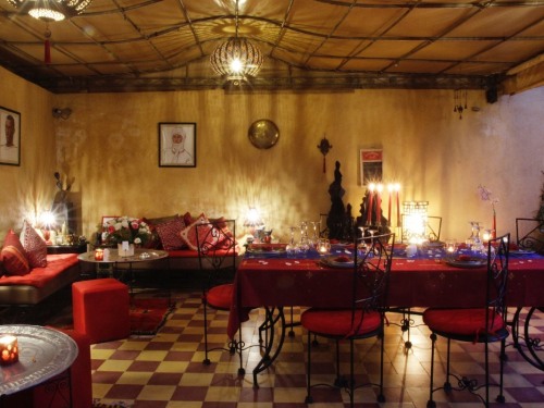 Table dressée pour le dîner du Dar Khmissa Riad & Spa Marrakech