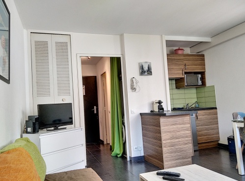 commode et penderie dans le salon