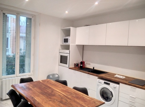 rangement et miroir de chambre