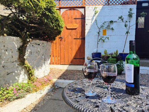 2 bedroom boutique art apartment