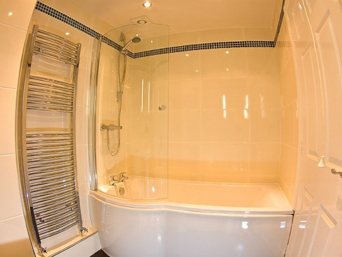 1 Bedroom Sea View. Bathroom with combined shower and bath