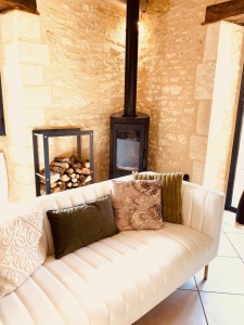 canapé et poêle à bois