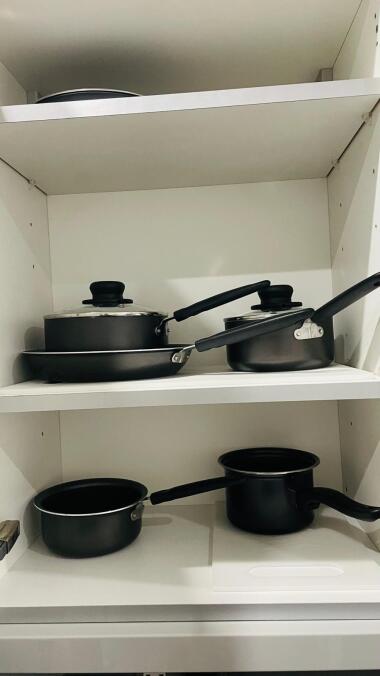 Good range of pots and pans for a nice meal