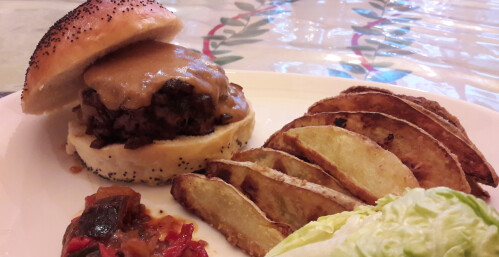 A la table d'hôtes : burger 100 % maison, haché de magret de canard, sauce au foie gras et pommes de terre façon potatoes