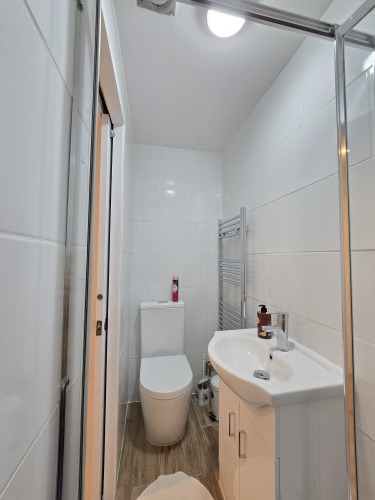 Room 1 bathroom