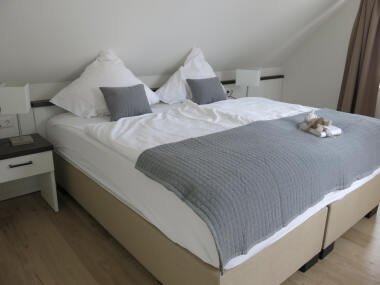 Schlafzimmer mit TV und Kleiderschrank