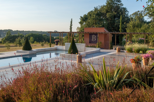 La piscine extérieure avec vue sur les collines, à votre disposition à la belle saison.