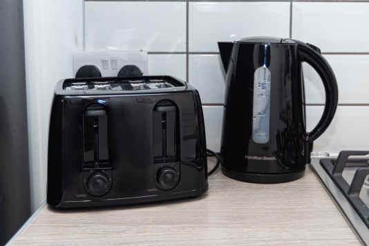 Kettle & Toaster – Essential Appliances for Easy Stays