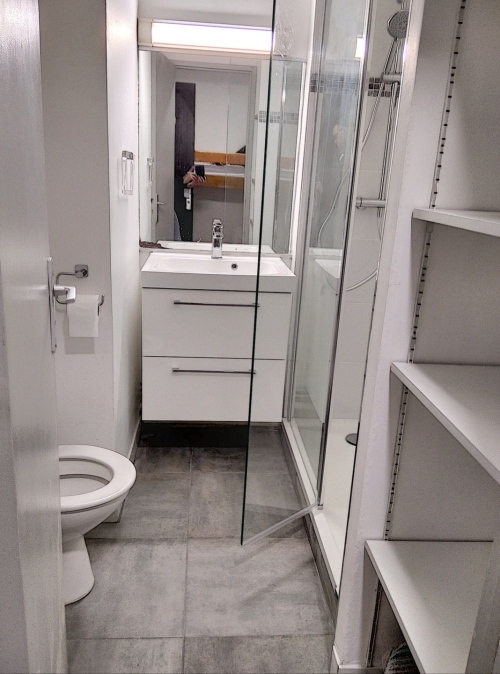 salle d'eau avec toilettes