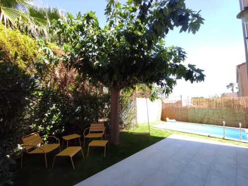 Espace terrasse - salon de jardin - balançoire - piscine