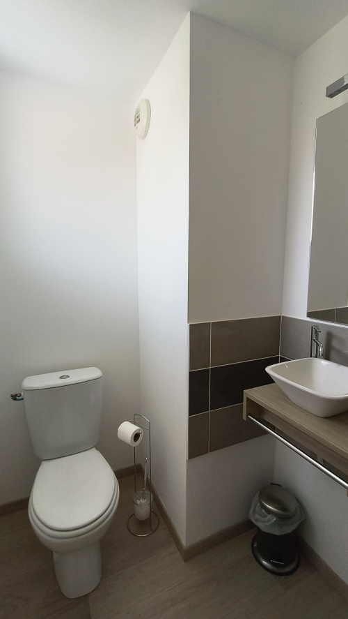 WC à l'étage avec lave mains
