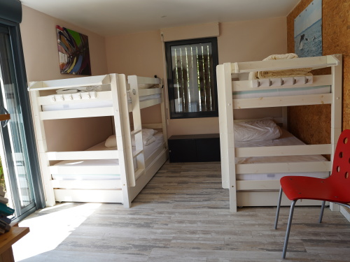 Dortoir avec salle d'eau et WC, vue jardin