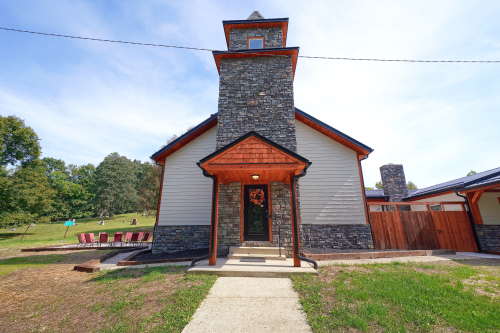 Chapel Valley Lodge, from sidewalk