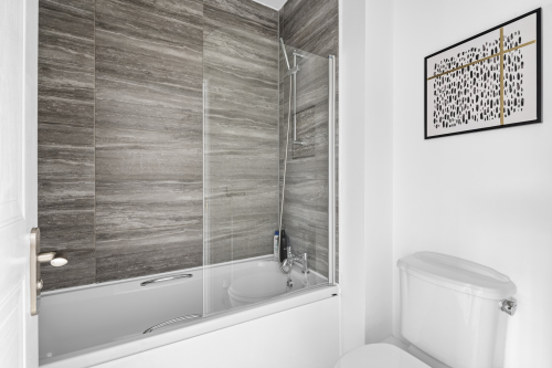 Beautiful and spacious shower room (3)