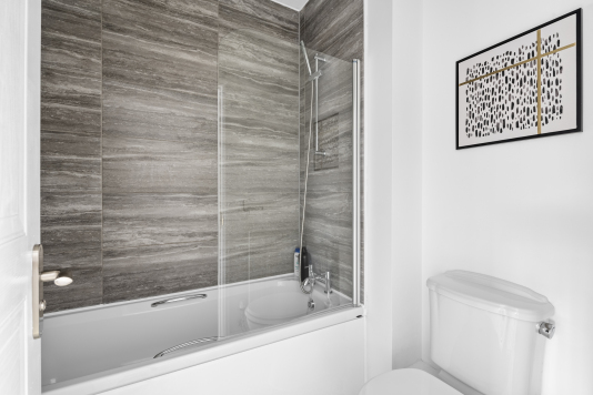 Beautiful and spacious shower room (3)