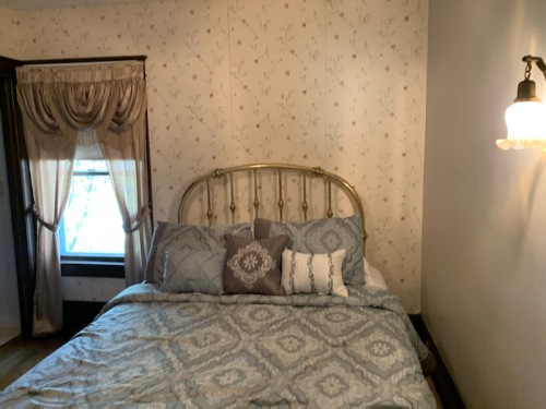 Glen Manor - Brass Bedroom - with 1 Queen Sized Bed and Private Bathroom - Ensuite