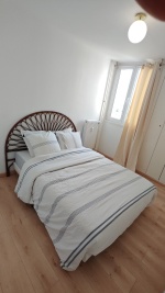 Chambre lumineuse avec lit double et rangements 