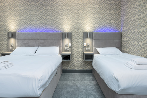 Triple room-Designer-Ensuite with Shower-City View