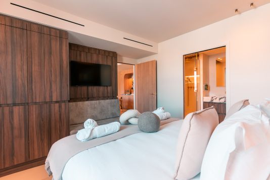 Chambre 1 avec douche et vue sur le Vieux Port 