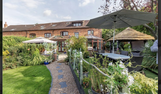 Fabulous garden ,decking & patio area 