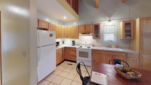 Fully furnished kitchen, bring the food!