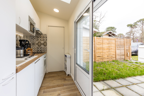 cuisine équipée ouvrant sur la terrasse