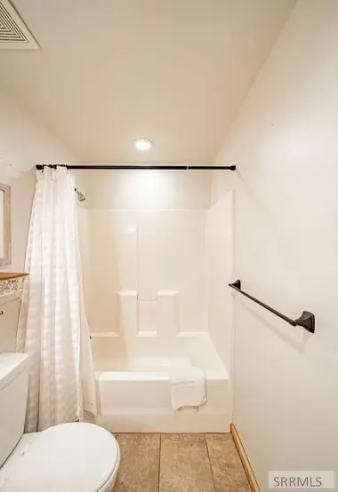 suite bathroom