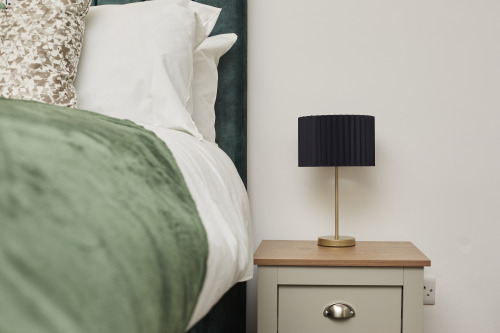 Modern Comfort in the Heart of Castleford – Your Home Away From Home