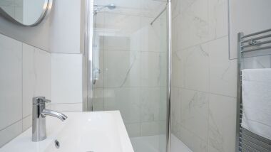 Modern Bathroom with walkin shower