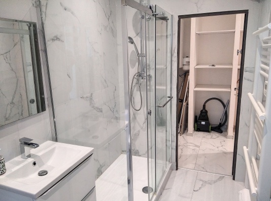 salle d'eau avec toilettes