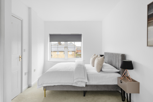 Bedroom no 2, spacious bedroom with luxurious bedding for a great night sleep. 