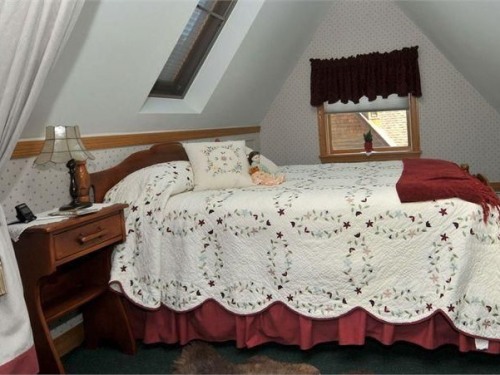 Victorian Loft B&B - Loft Suite Curtained Sleeping Alcove