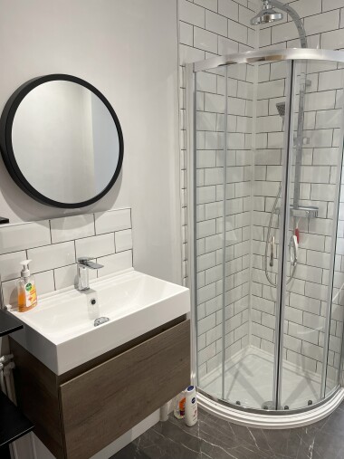 Bathroom with toilet, sink, bath & shower cubicle.