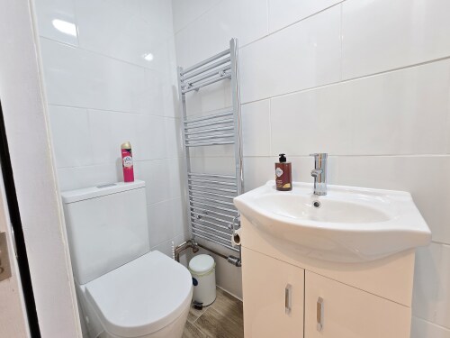 Room 1 bathroom