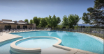 Belle Piscine à débordement avec réchauffement solaire pour gagner jusqu'à 6°C aux intersaisons Sa pataugeoire