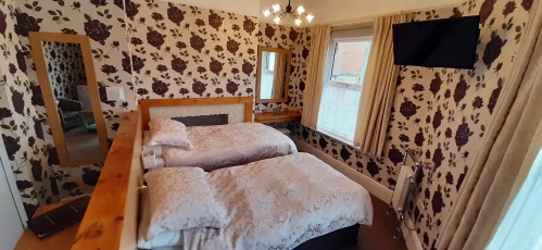 Large Twin Ensuite with Comfy Chairs & Fridge