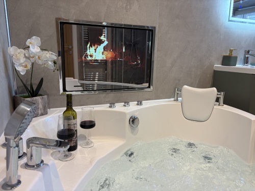 Tranquil Contemporary Cottage with Luxurious Jacuzzi