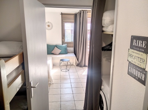 machine à laver et lits superposés dans l'entrée