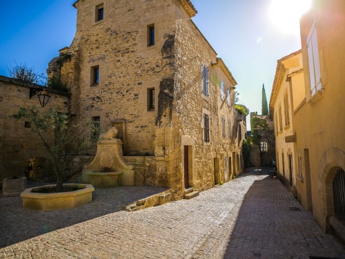 Rue pavée et fontaine du village médiéval de castillon du Gard